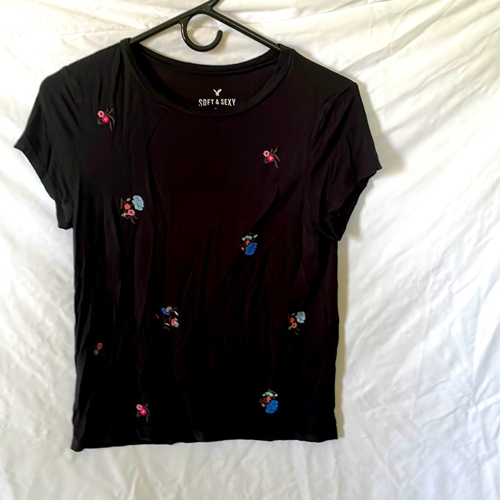 Floral tee. Black. Soft & sexy.